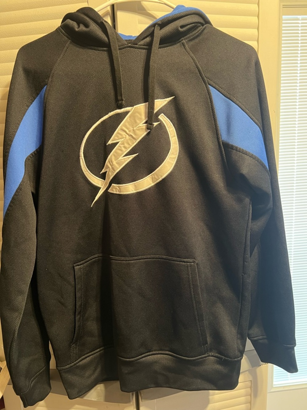 Men’s size small Tampa Bay Lightning NHL brand hoodie